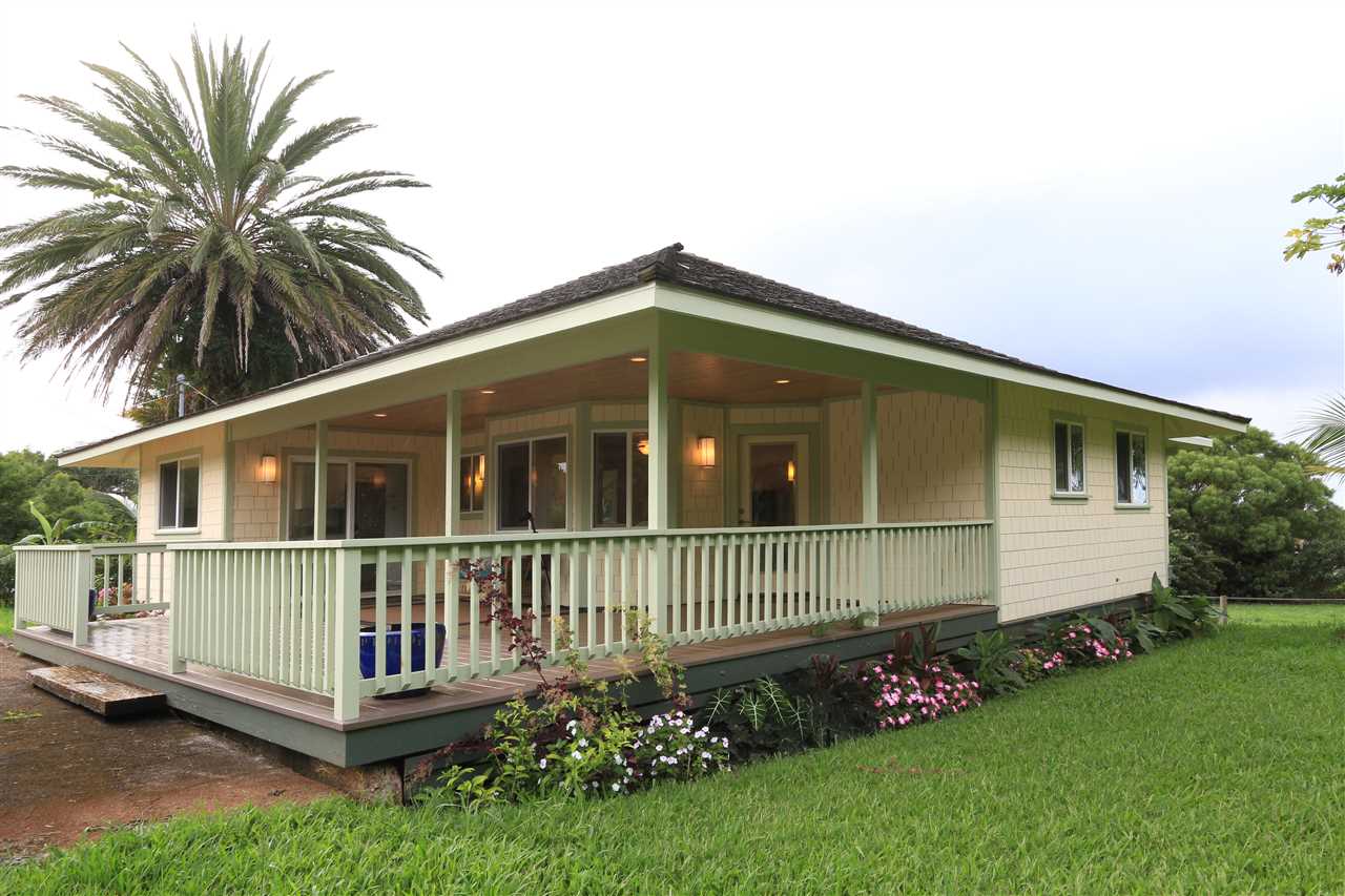 1855 B Kauhikoa Road Haiku, HI 96708 - Photo 8 of 30 a front view of a house with a garden