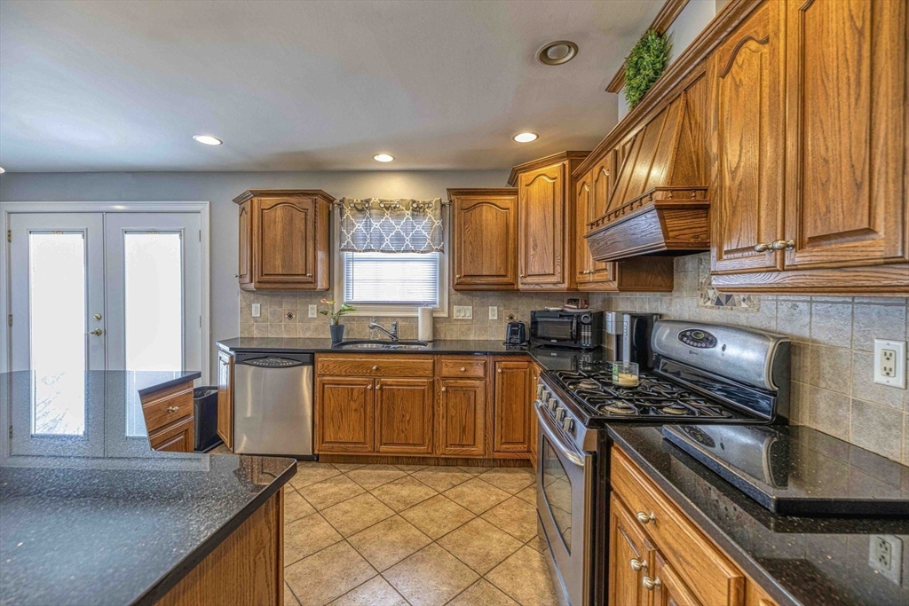 213 Boyden Street Fall River, MA 02721 - Photo 4 of 29