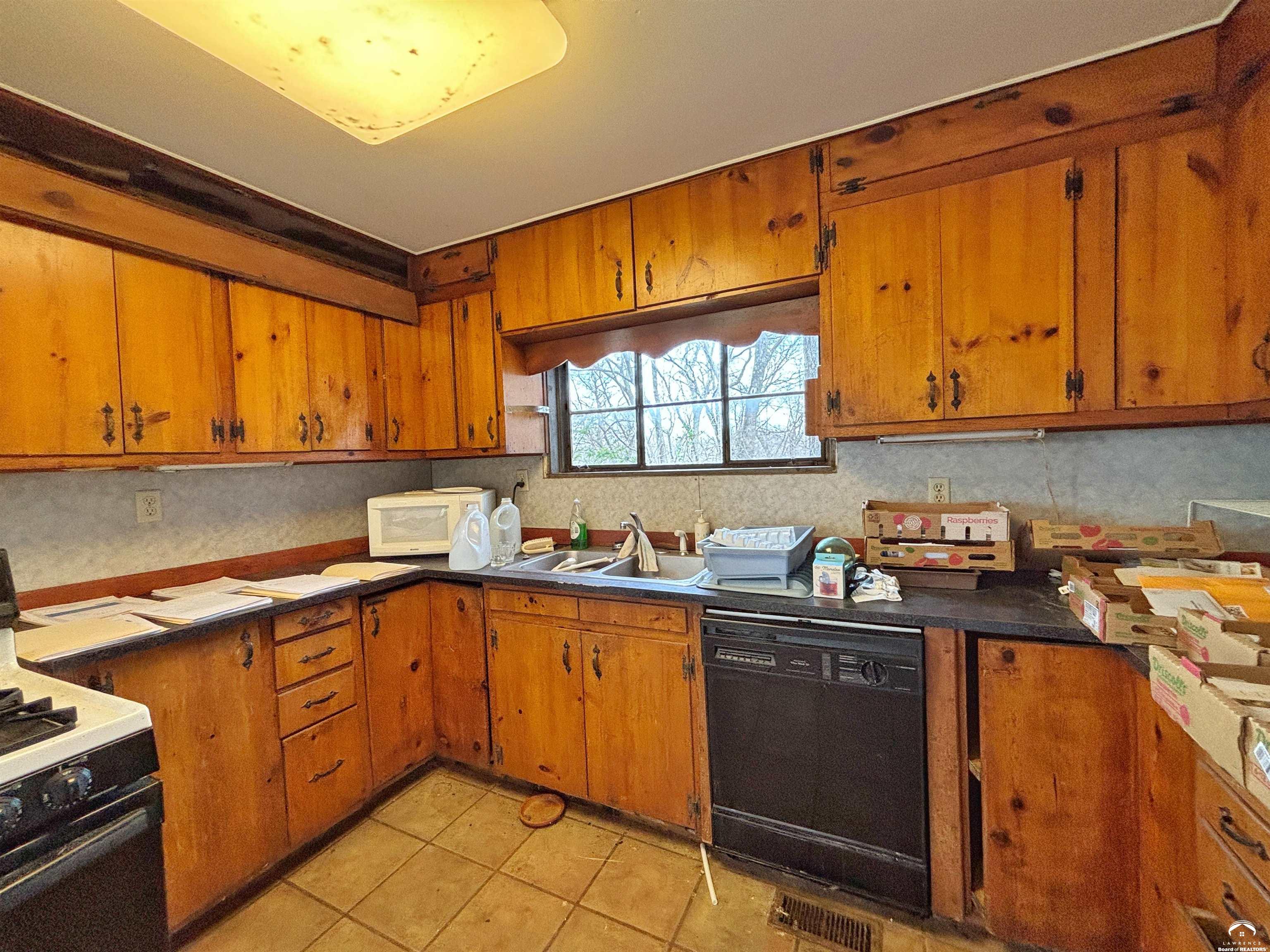 1237 North 900 Road Lawrence, KS 66047 - Photo 23 of 61