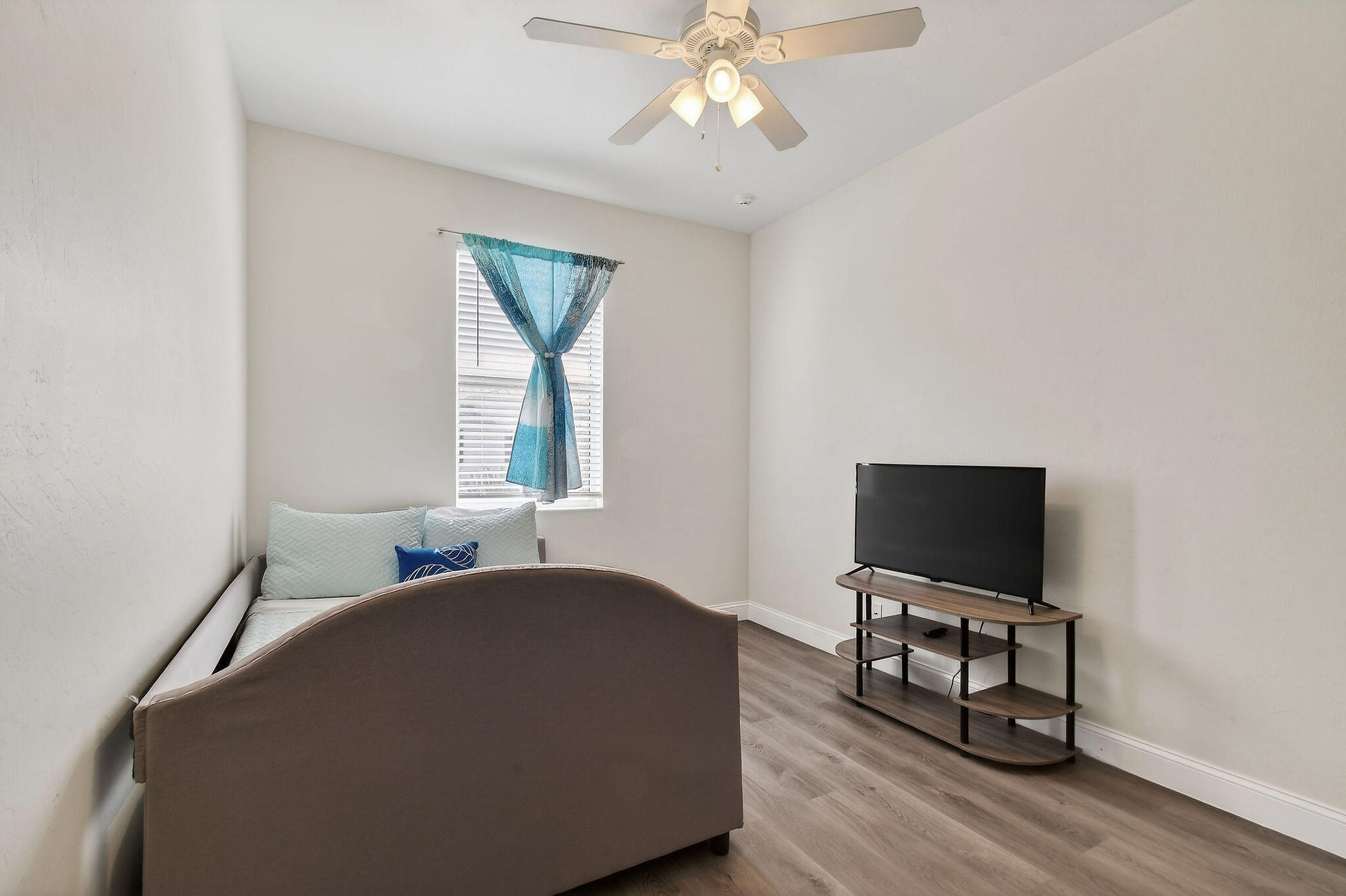 3241 Hemingway Drive Jupiter, FL 33458 - Photo 31 of 39 a living room with furniture and a flat screen tv
