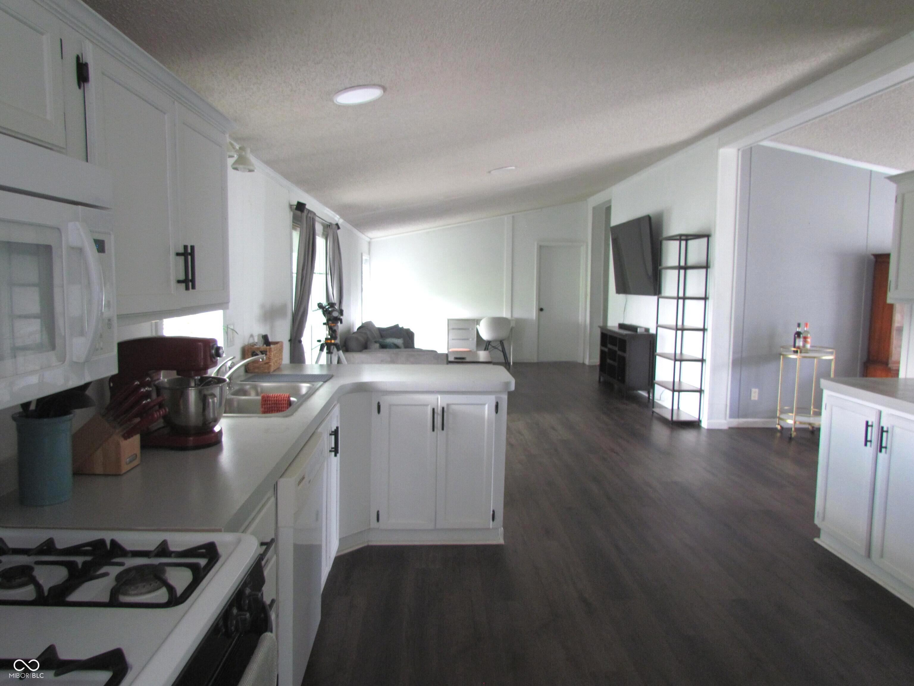 4672 Autumn Ridge Drive Columbus, IN 47203 - Photo 8 of 25 Gallery Image 8