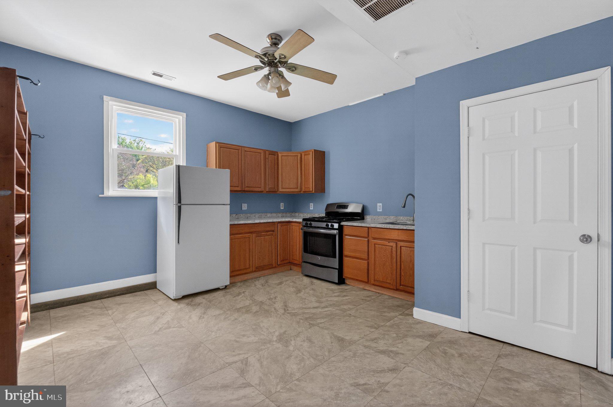 45278 Cove Manor Road California, MD 20619 - Photo 21 of 26 Bright kitchen with modern finishes.