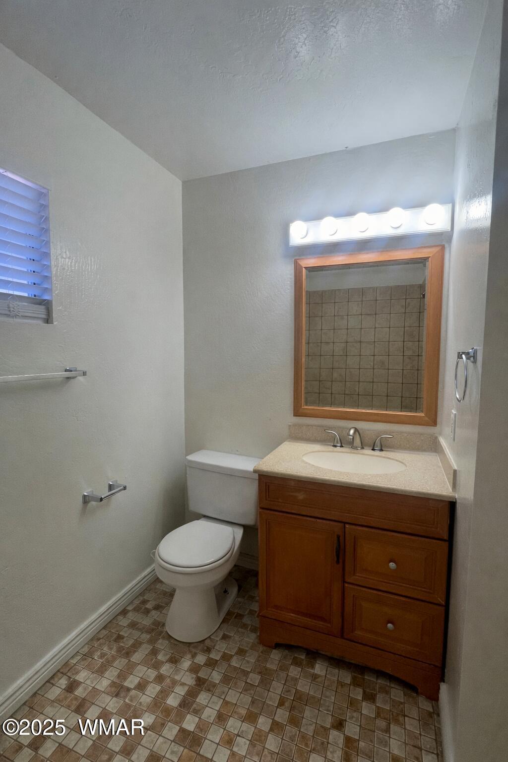 1507 Eagle Rest Road Show Low, AZ 85901 - Photo 11 of 24 Hall bathroom
