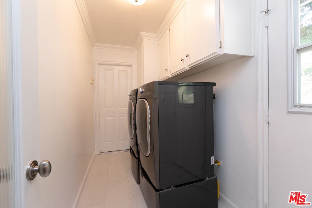 10935 Alta View Drive Studio City, CA 91604 - Photo 44 of 45 a close view of a utility room with dryer and washer