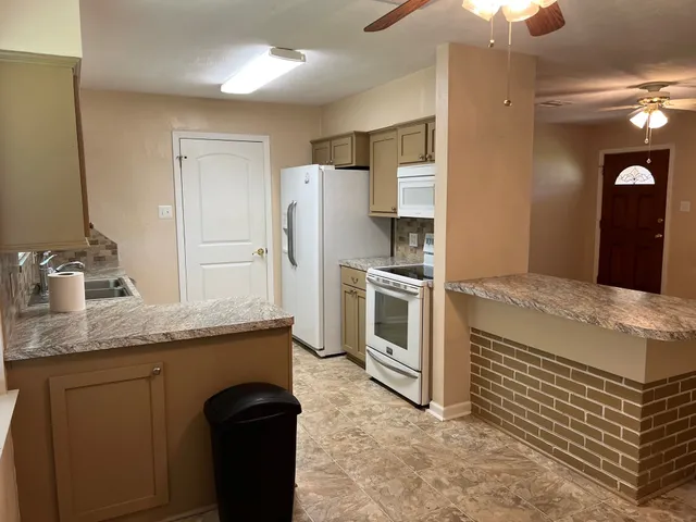 $1,750 | 110 Oleander Street, Lake Jackson, TX 77566