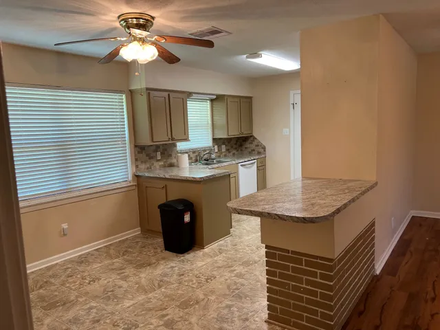 $1,750 | 110 Oleander Street, Lake Jackson, TX 77566