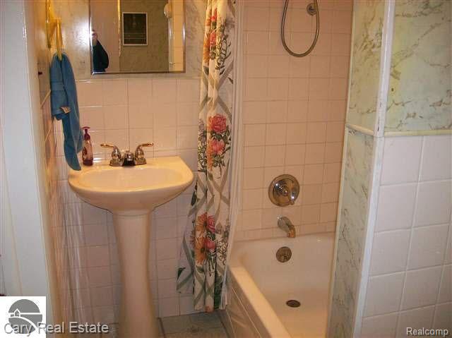1553 Deer Brook Road Alger, MI 48610 - Photo 9 of 11 D B BATH.jpg