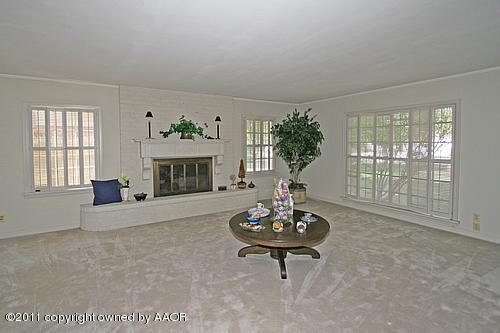 1507 South Rusk Street Amarillo, TX 79102 - Photo 2 of 15 Living Room