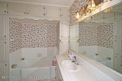 1507 South Rusk Street Amarillo, TX 79102 - Photo 12 of 15 Bathroom 2