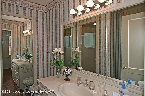 1507 South Rusk Street Amarillo, TX 79102 - Photo 10 of 15 Bathroom