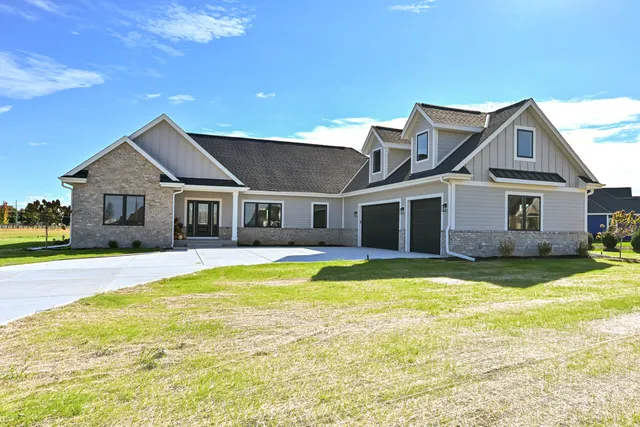 $1,100,000 | N66W34839 Baltic Pass, Oconomowoc, WI 53066
