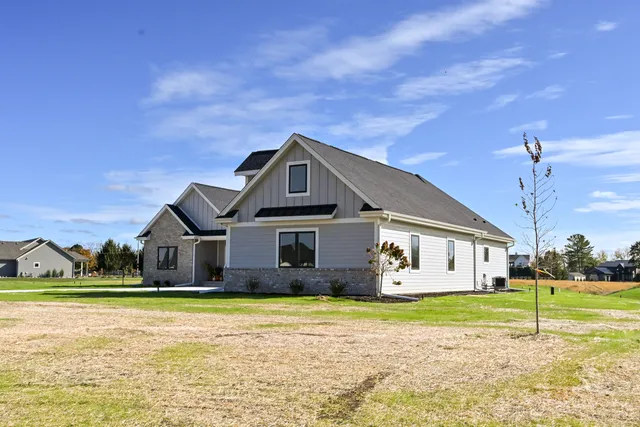 $1,095,000 | N66W34839 Baltic Pass, Oconomowoc, WI 53066