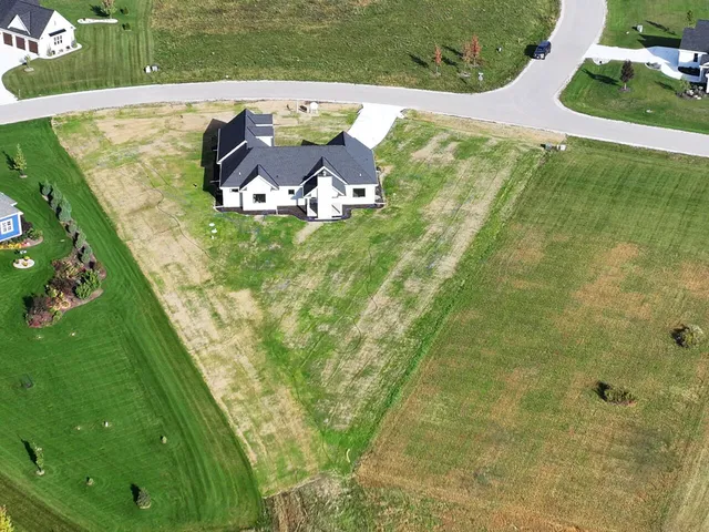 $1,100,000 | N66W34839 Baltic Pass, Oconomowoc, WI 53066