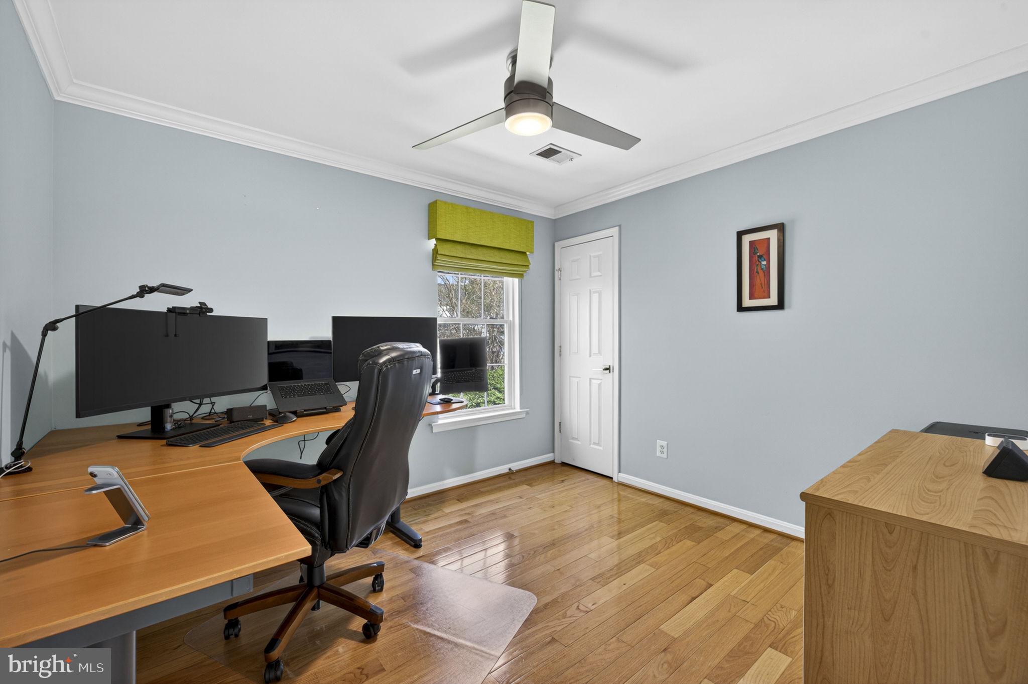 43200 Lighthouse Place Chantilly, VA 20152 - Photo 29 of 47 a workspace with furniture and lamp