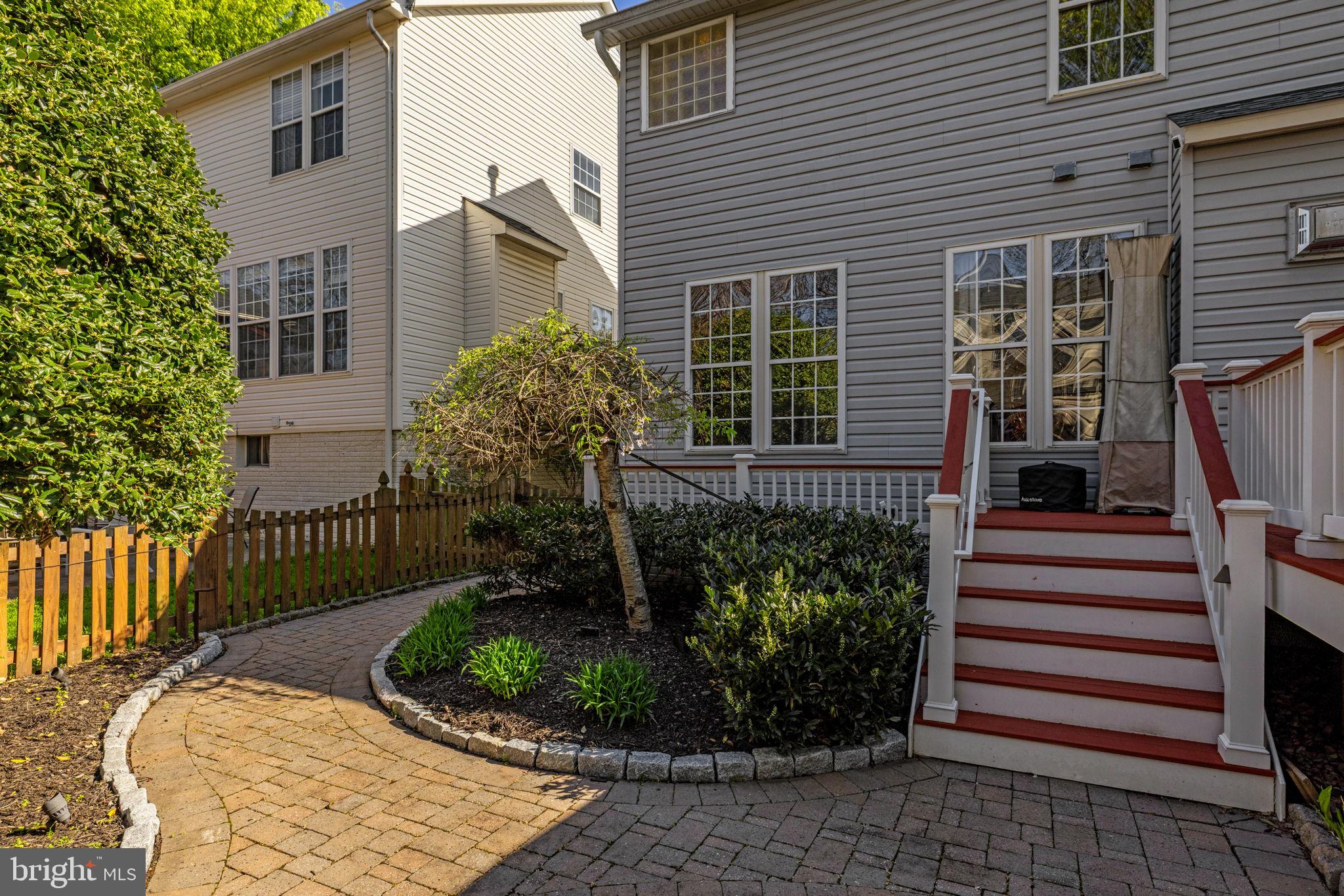 43200 Lighthouse Place Chantilly, VA 20152 - Photo 45 of 47 a house view with a garden space