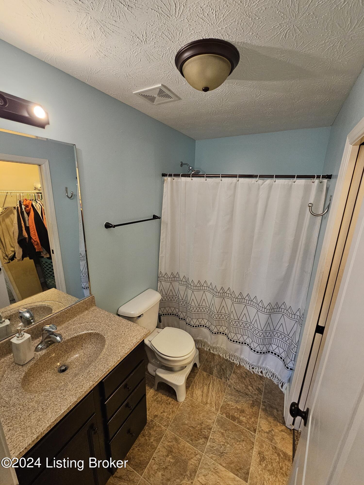 554 Madison Rae Boulevard Shepherdsville, KY 40165 - Photo 16 of 22 Master bathroom
