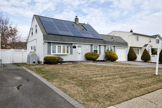 $710,000 | 59 Corncrib Lane, Levittown, NY 11756