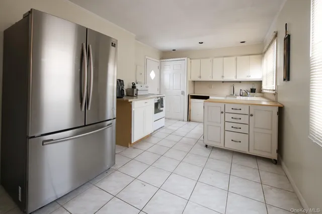 $710,000 | 59 Corncrib Lane, Levittown, NY 11756