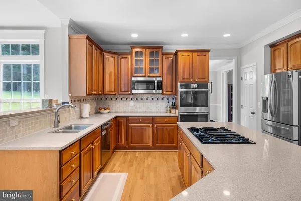 a large kitchen with kitchen island a large island in it