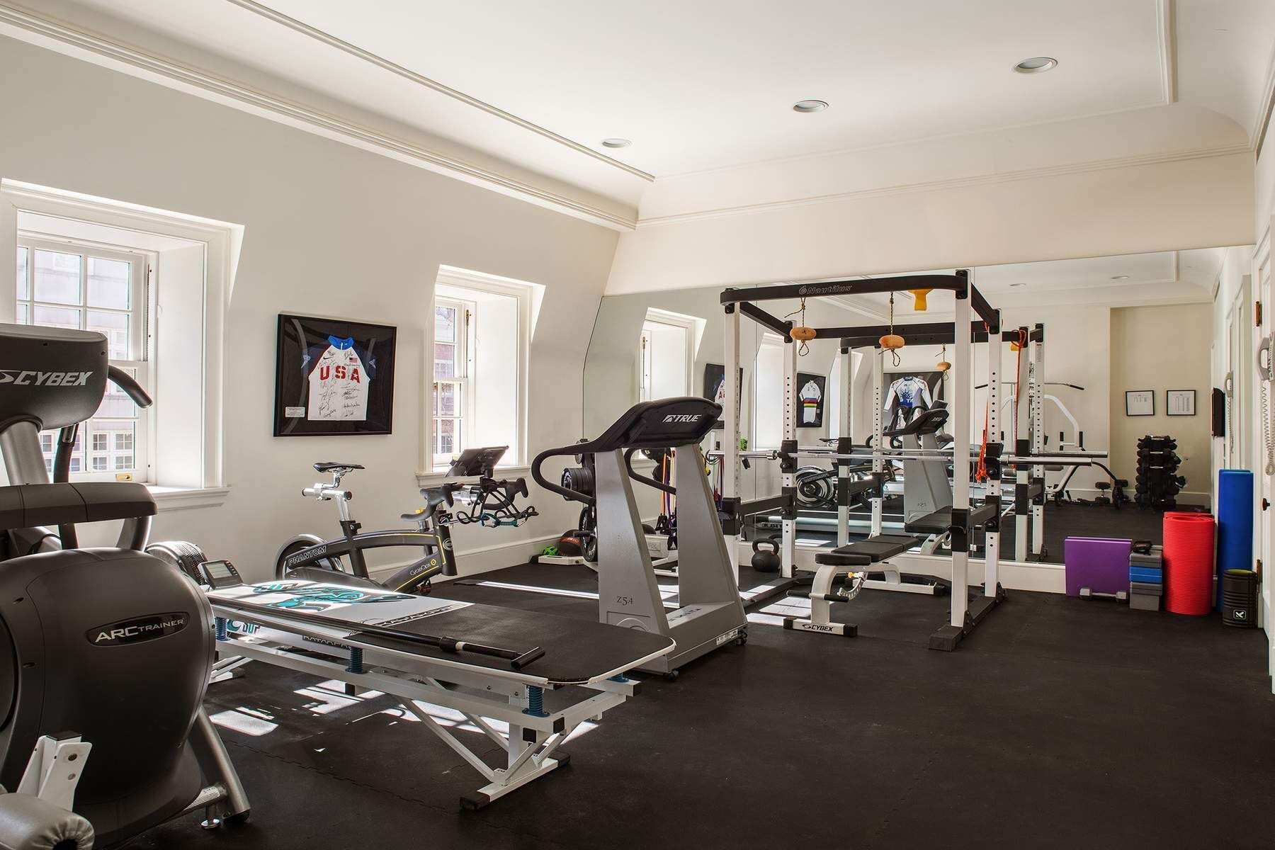 123 East 73rd Street Manhattan, NY 10021 - Photo 19 of 24 a room with gym equipment