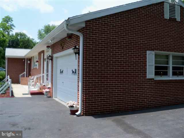 697 Barnstable Road Carlisle, PA 17015 - Photo 4 of 11 Gallery Image 4