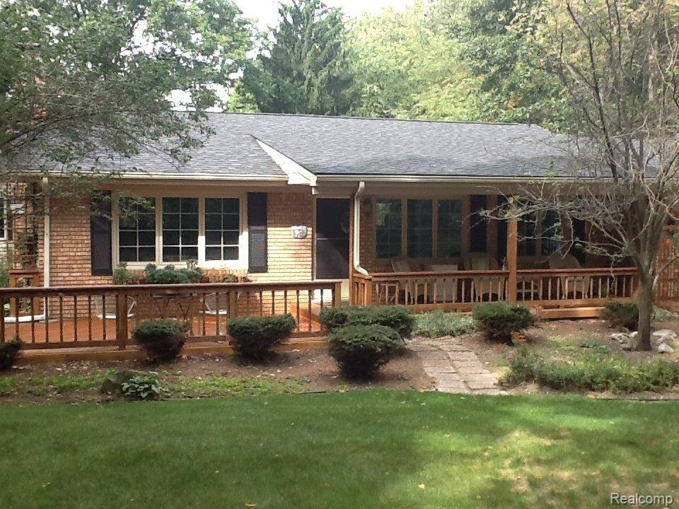 9373 Mabley Hill Road Fenton, MI 48430 - Photo 2 of 24 Front Deck.JPG