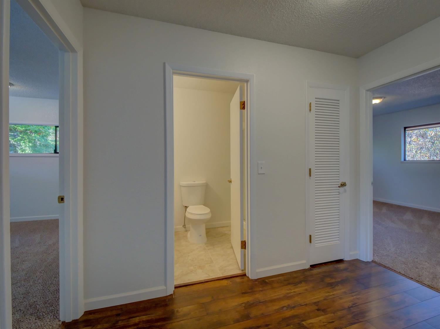 2407 Merlin Road Grants Pass, OR 97526 - Photo 10 of 34 Guest bath.