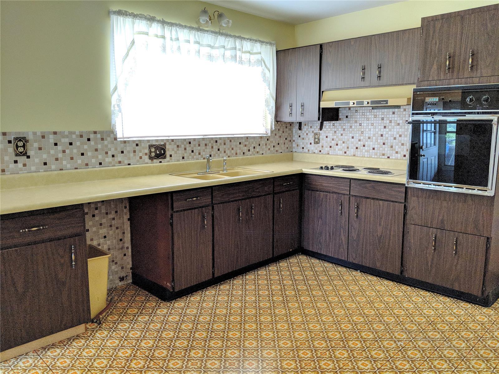 2305 Patterson Road Florissant, MO 63031 - Photo 3 of 18 Gallery Image 3