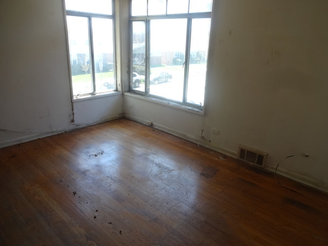 9038 Niles Center Road Skokie, IL 60076 - Photo 12 of 17