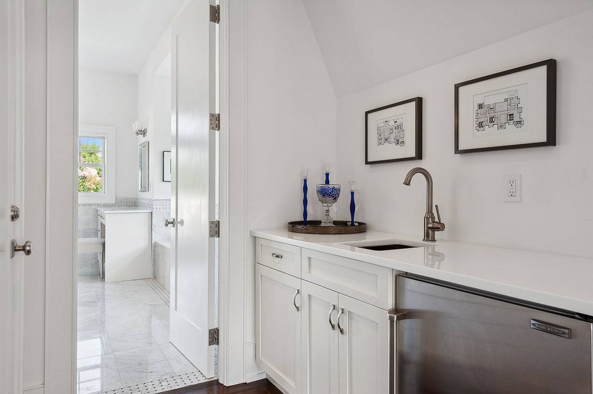 63 Newlight Lane Bridgehampton, NY 11976 - Photo 21 of 37 a bathroom with a sink and a mirror