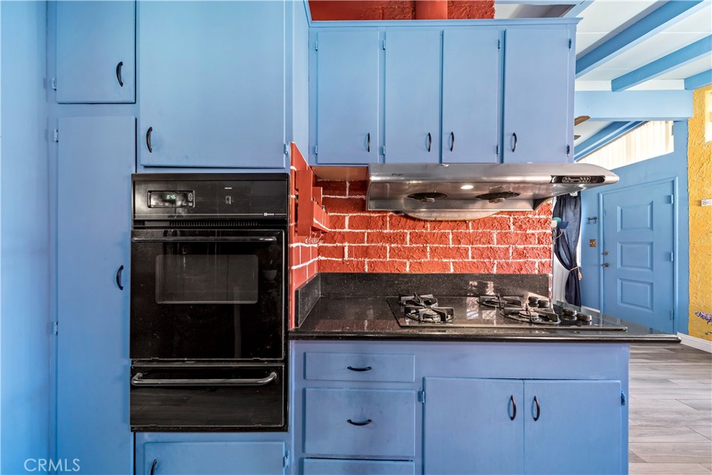 9417 Mango Avenue Fontana, CA 92335 - Photo 14 of 41 a kitchen with an oven