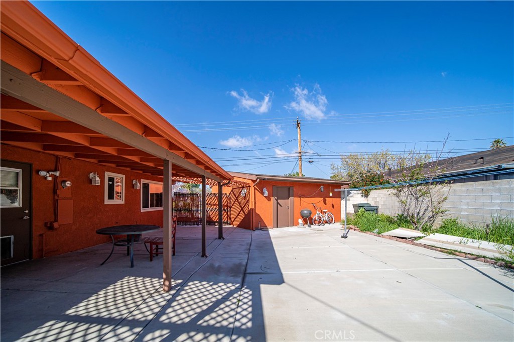 9417 Mango Avenue Fontana, CA 92335 - Photo 33 of 41 a view of a chairs and tables in the patio