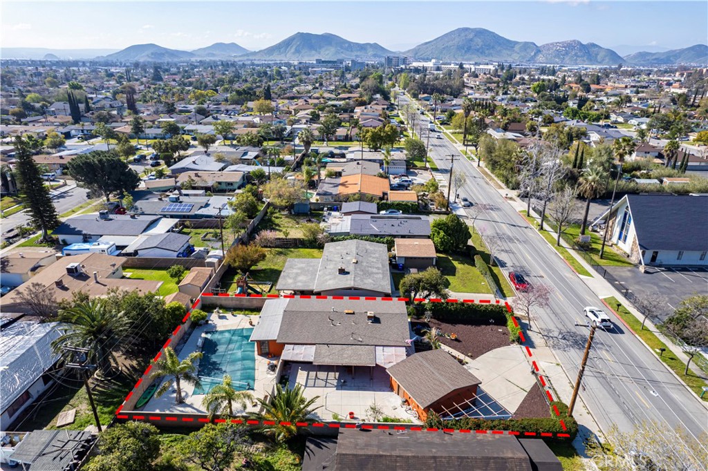 9417 Mango Avenue Fontana, CA 92335 - Photo 39 of 41 an aerial view of residential houses and outdoor space