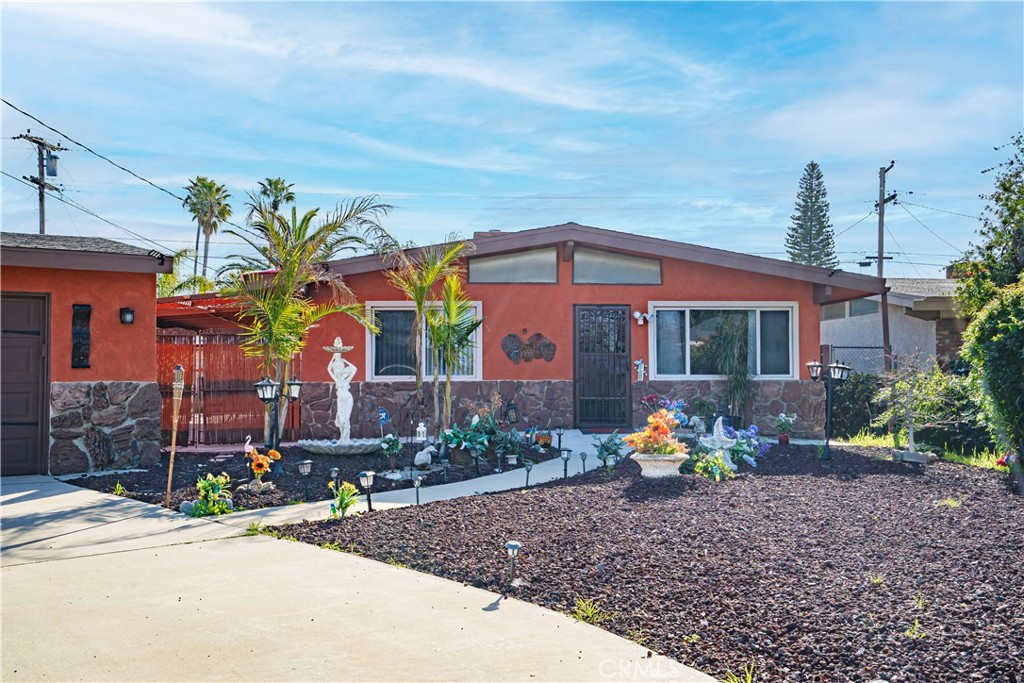 9417 Mango Avenue Fontana, CA 92335 - Photo 4 of 41 a front view of a house with a yard