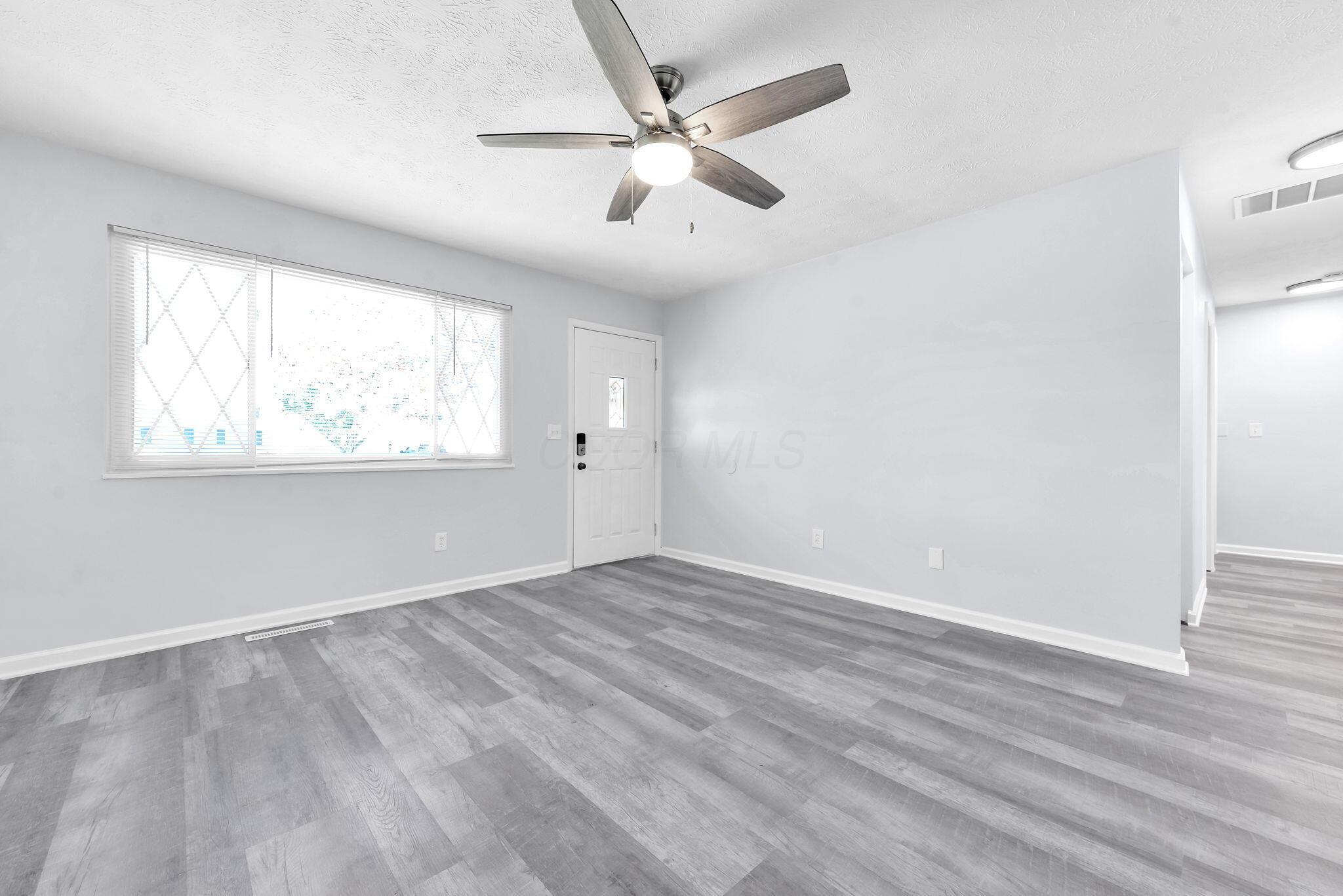 216 Redmond Road Columbus, OH 43228 - Photo 6 of 26 living room