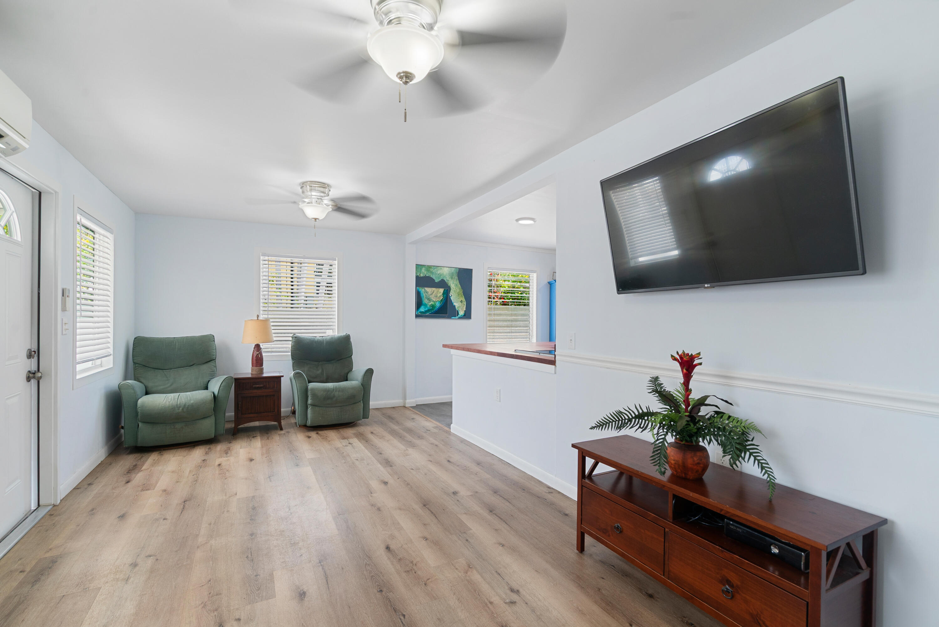 4 Tina Place Key Largo, FL 33037 - Photo 3 of 30 Living room