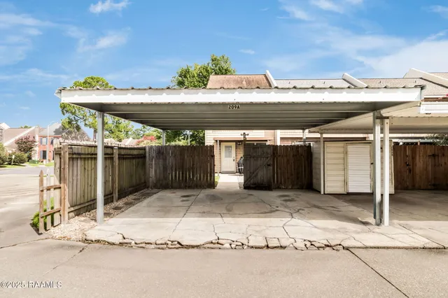 $172,500 | 209 Long Plantation Boulevard, Unit A, Lafayette, LA 70508