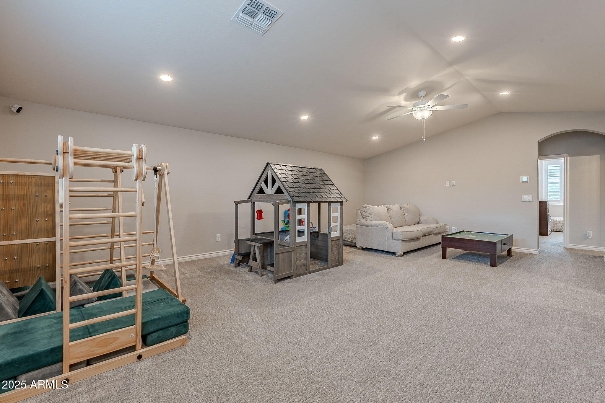 22900 East Reins Road Queen Creek, AZ 85142 - Photo 38 of 74 a living room with furniture