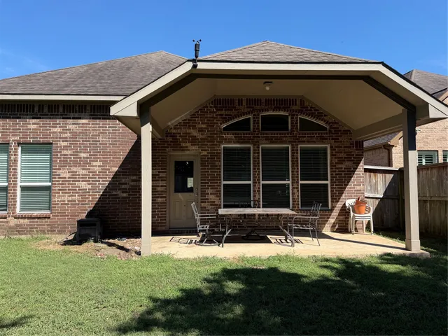 $369,000 | 210 Woodside Court, Clute, TX 77531