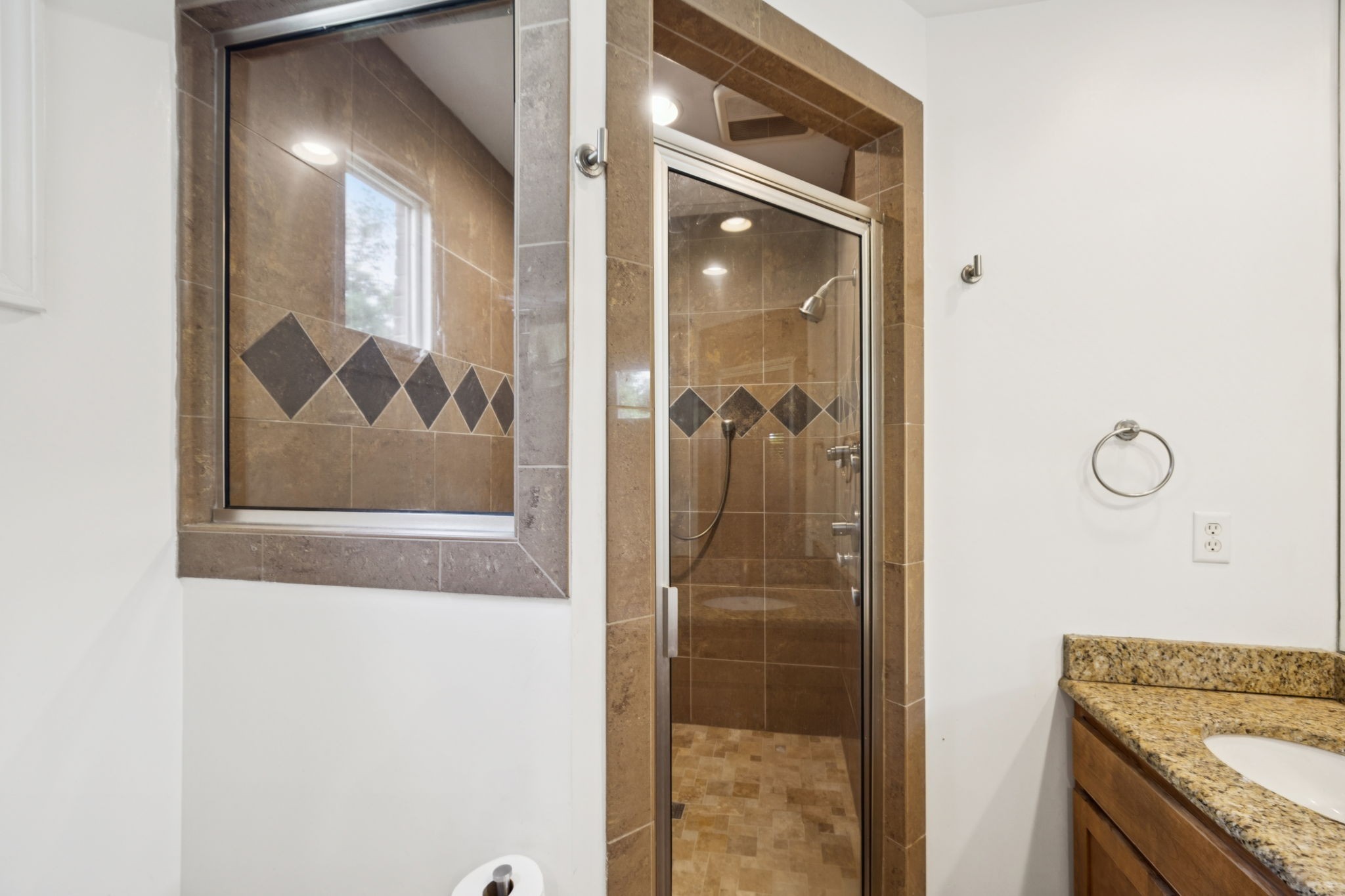4202 Murphy Road Nashville, TN 37209 - Photo 27 of 34 view of bathroom with shower