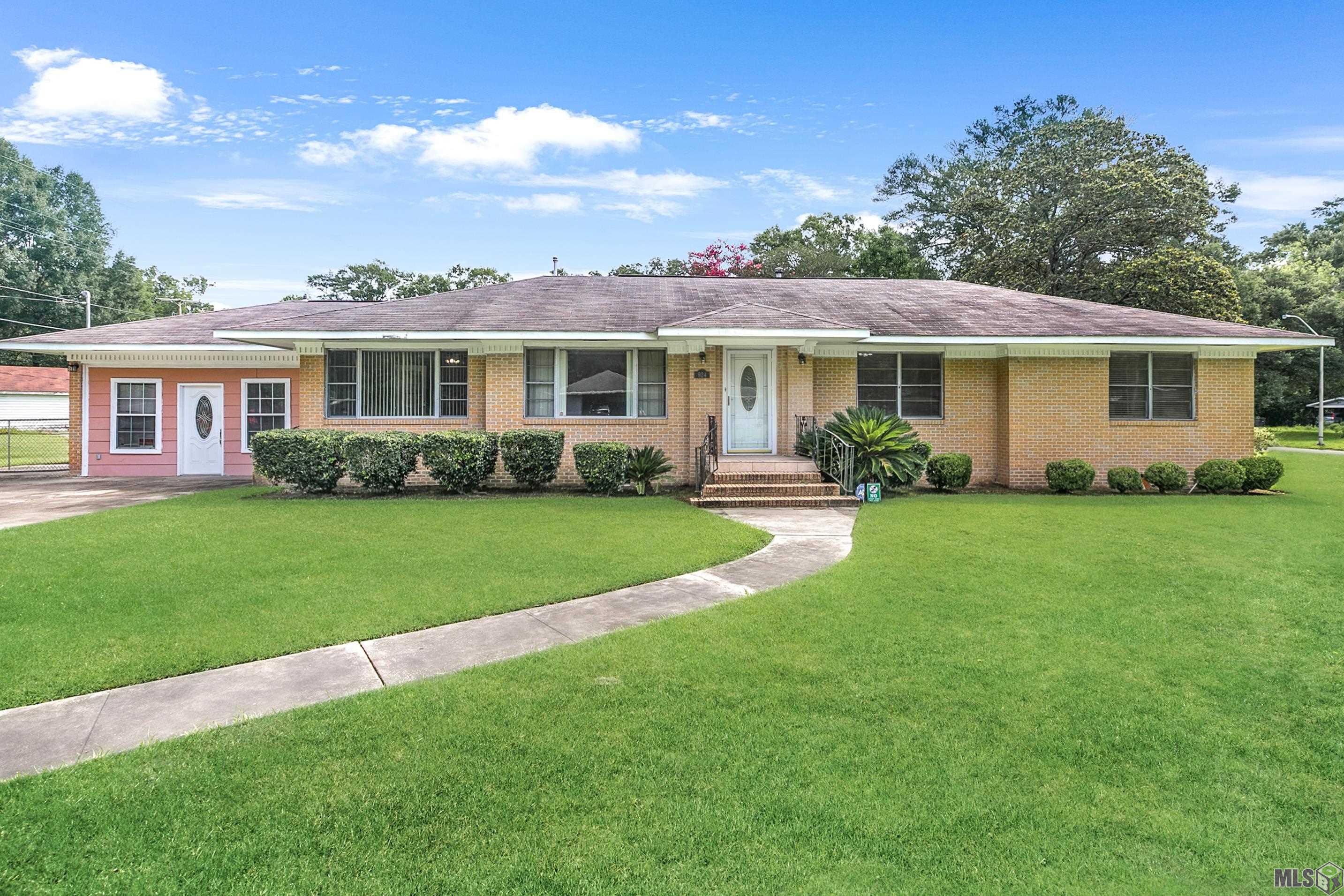 924 Valcour Drive Baton Rouge, LA 70806 - Photo 1 of 15