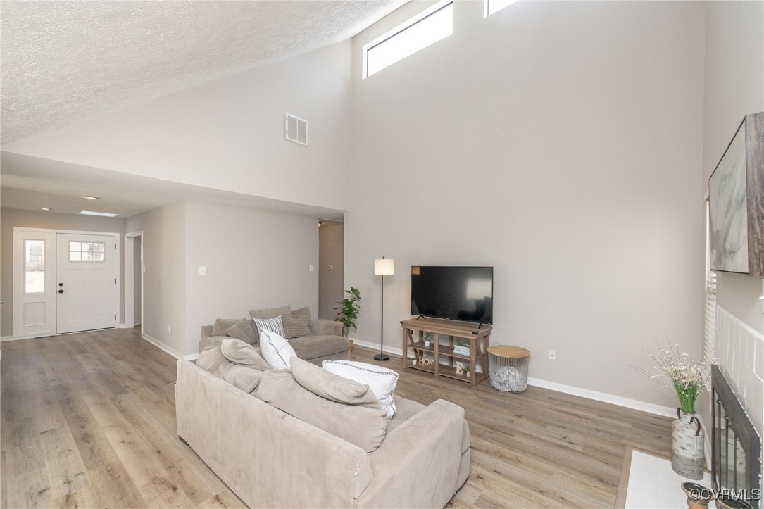3018 3 Bridges Road Midlothian, VA 23112 - Photo 5 of 30 Living room with a healthy amount of sunlight, a b