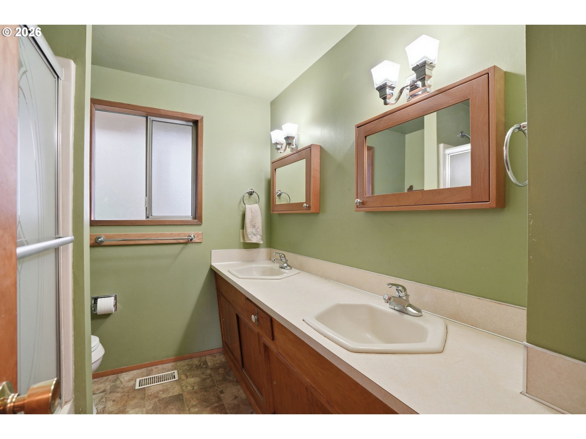 18010 Southeast Pershing Court Gresham, OR 97236 - Photo 9 of 27 Bathroom