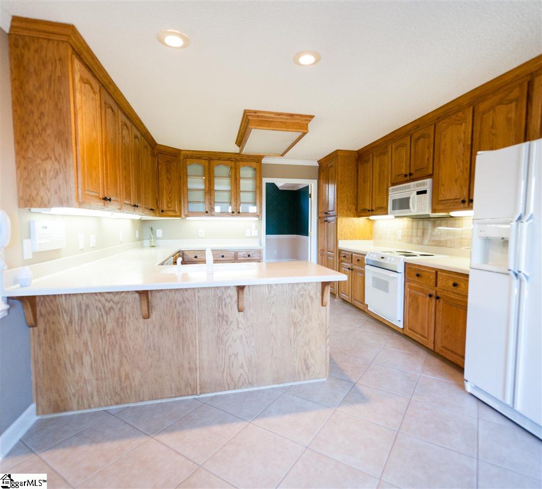 360 Old South Road Duncan, SC 29334 - Photo 13 of 36 Features Corian Countertops - all appliances remain with home.