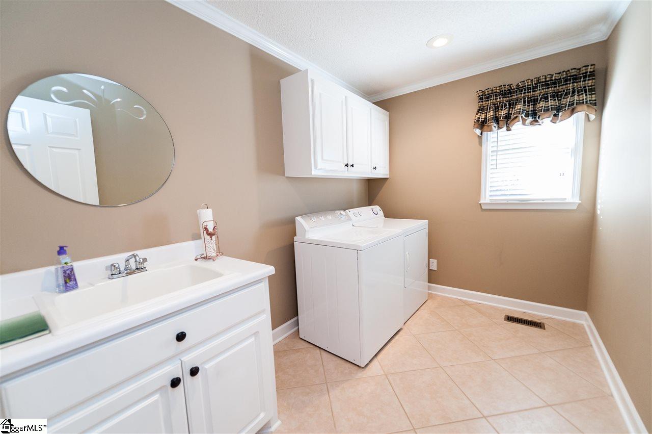 360 Old South Road Duncan, SC 29334 - Photo 15 of 36 Main Floor Laundry Room