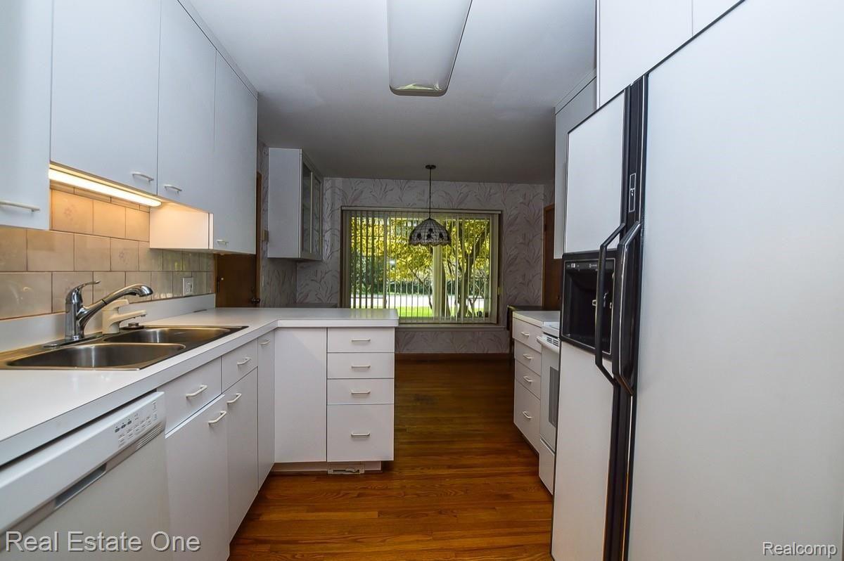 34056 West 13 Mile Road Farmington, MI 48331 - Photo 6 of 19 5. KITCHEN