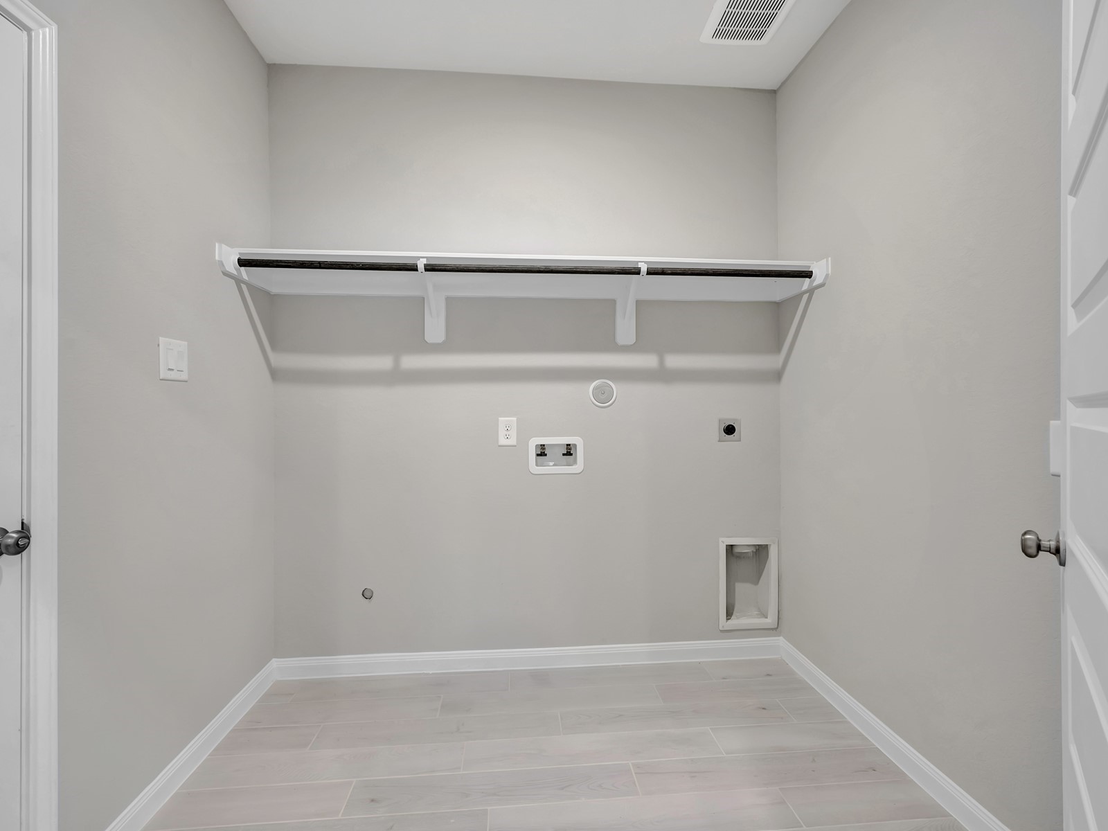 5725 Adamite Way Houston, TX 77048 - Photo 26 of 29 Photo is not of the actual home, but is an inspirational photo of builder’s model home and may depict options, furnishings, and/or decorator features that are not included