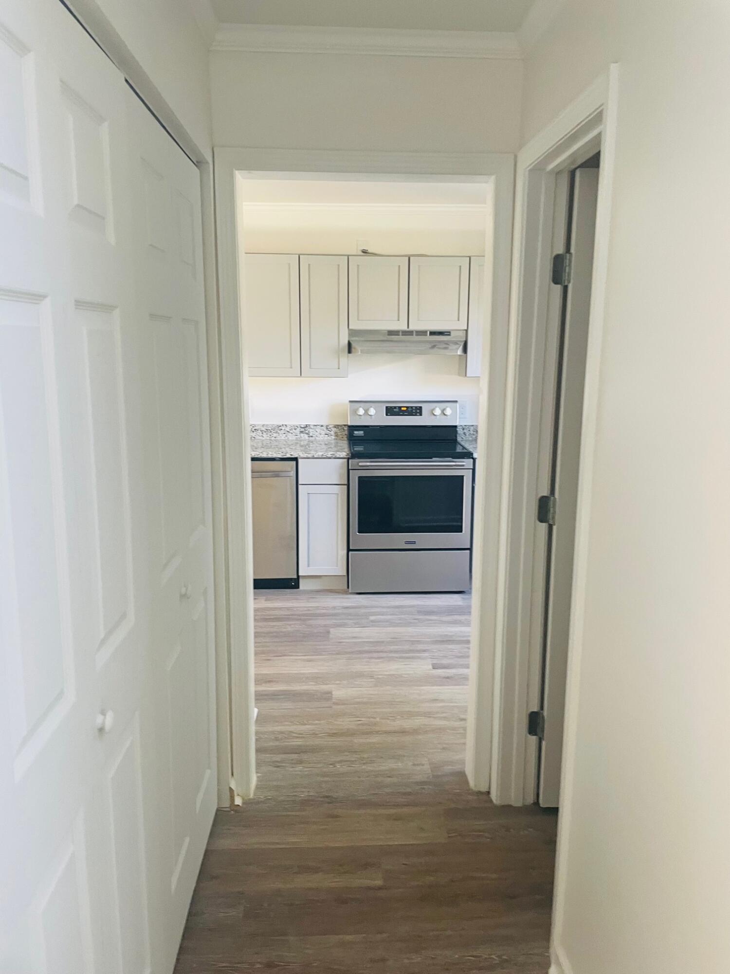 928 Courthouse Road, Unit 15 Gulfport, MS 39507 - Photo 4 of 15 hallway