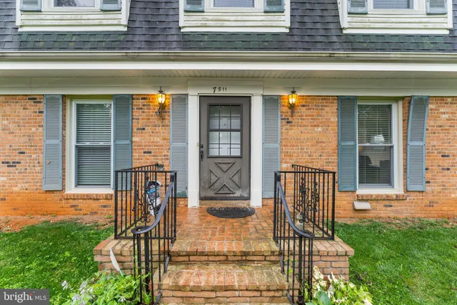 a view of empty room with windows