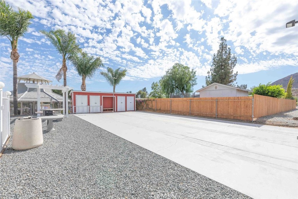24799 Split Rail Road Wildomar, CA 92595 - Photo 31 of 37 a backyard of a house
